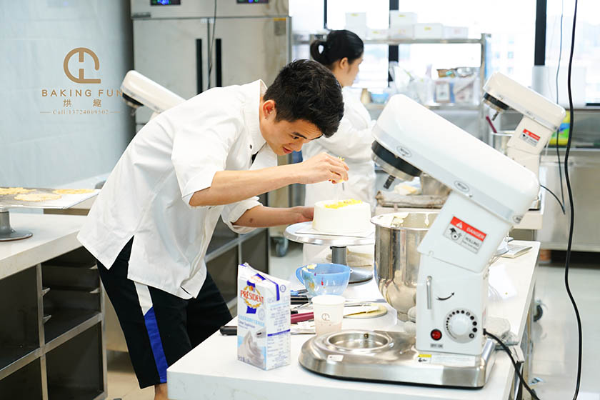 廣東哪里有學做蛋糕甜點之類的培訓學校?